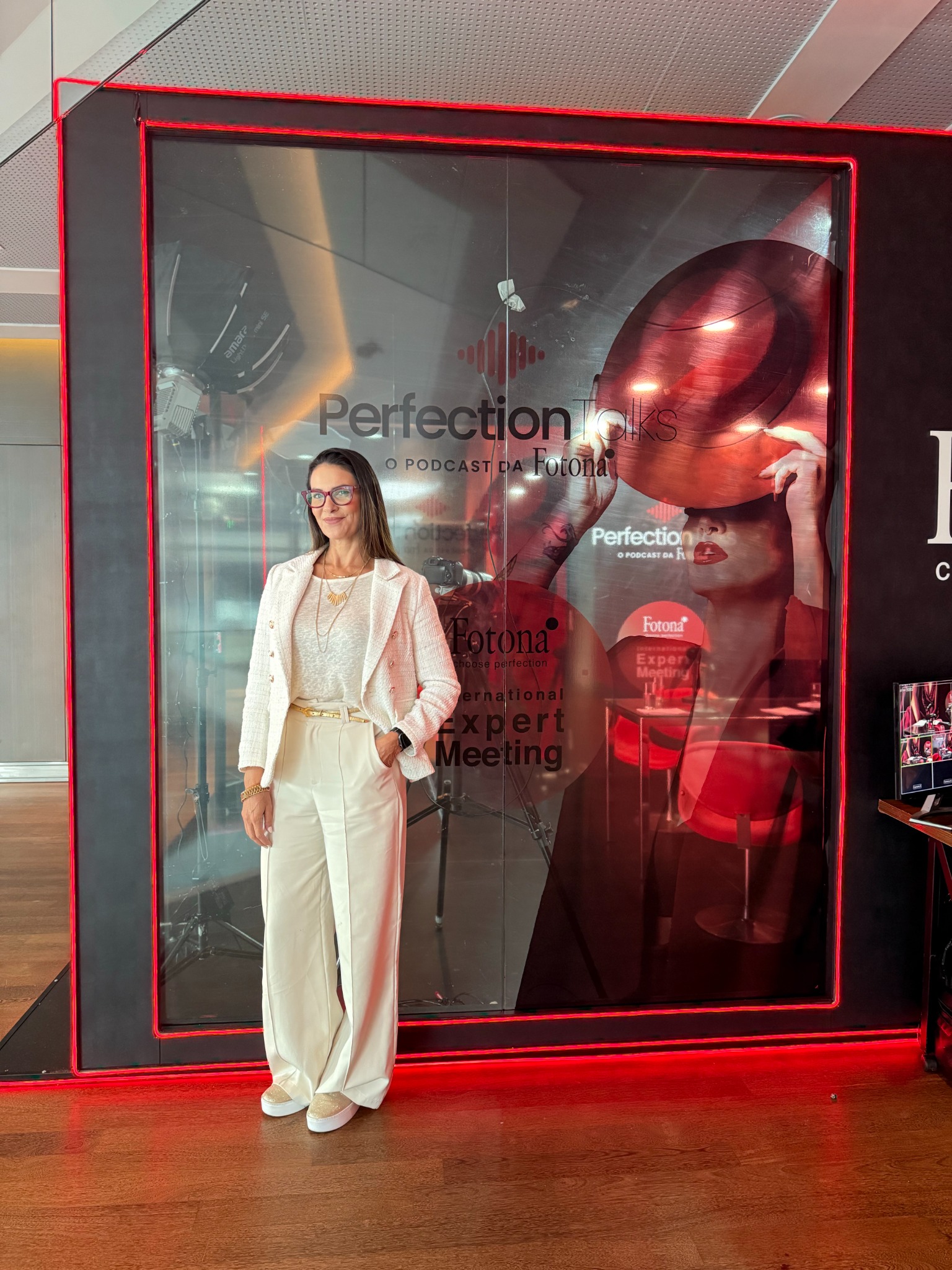 Luciana Martins em produção de podcast em evento